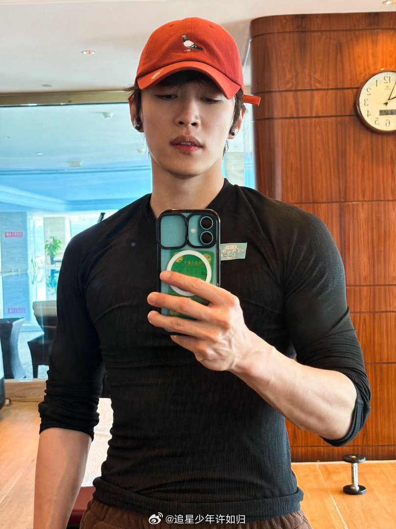 代旭不然给胸肌上个保险吧代旭胸肌 代旭这胸肌是真实存在的吗！综艺上被捏胸肌的名场