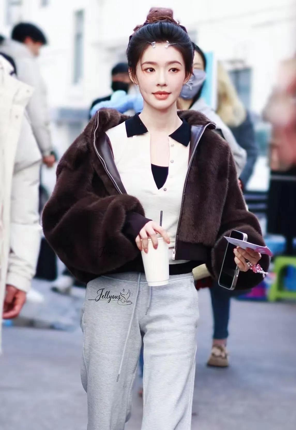 林允这穿搭也太甜了吧！
 
被林允的私服狠狠拿捏了！短款毛绒外套配喇叭卫裤，保暖