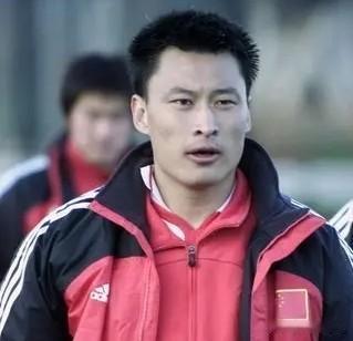 上海中远队03年自由转会签下李明，没想到却成了一大败笔
02赛季结束，随着范志毅
