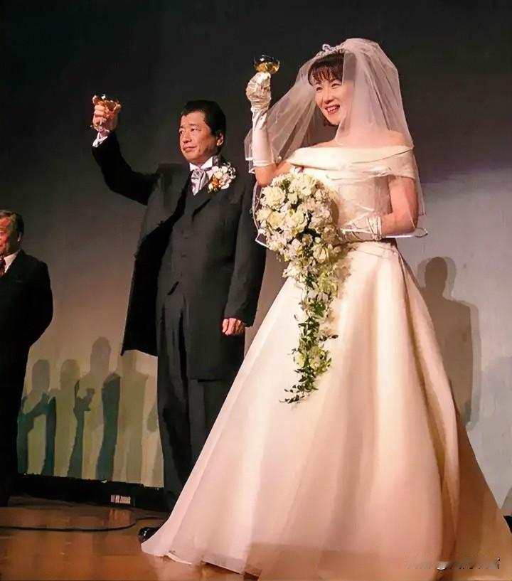 高市早苗的丈夫是山本拓（婚后改姓为高市拓），他是一位前资深众议院议员。他获得日本