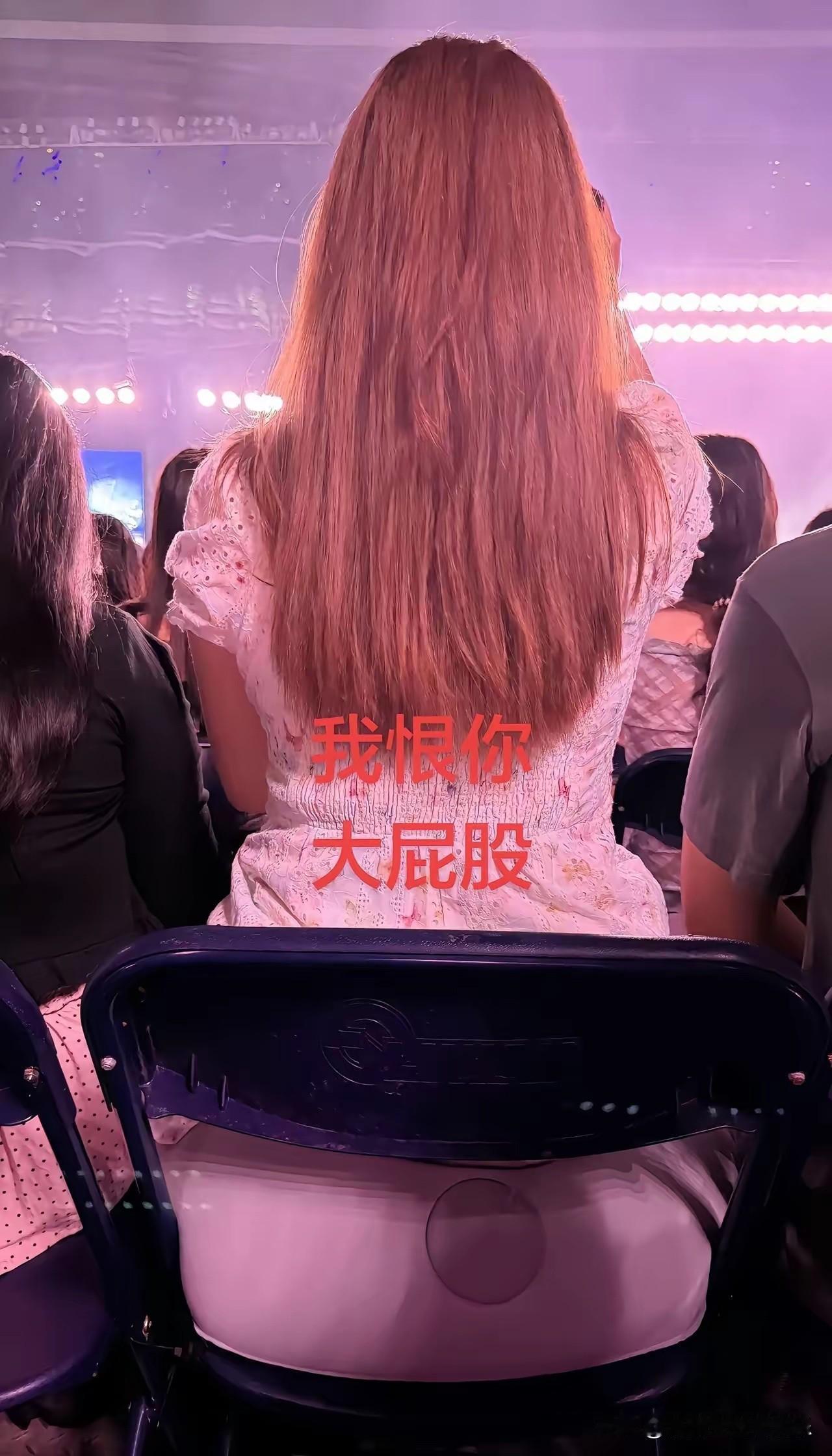 不得不说，你这样坐，对后面的人公平吗？[捂脸][捂脸][捂脸][捂脸]