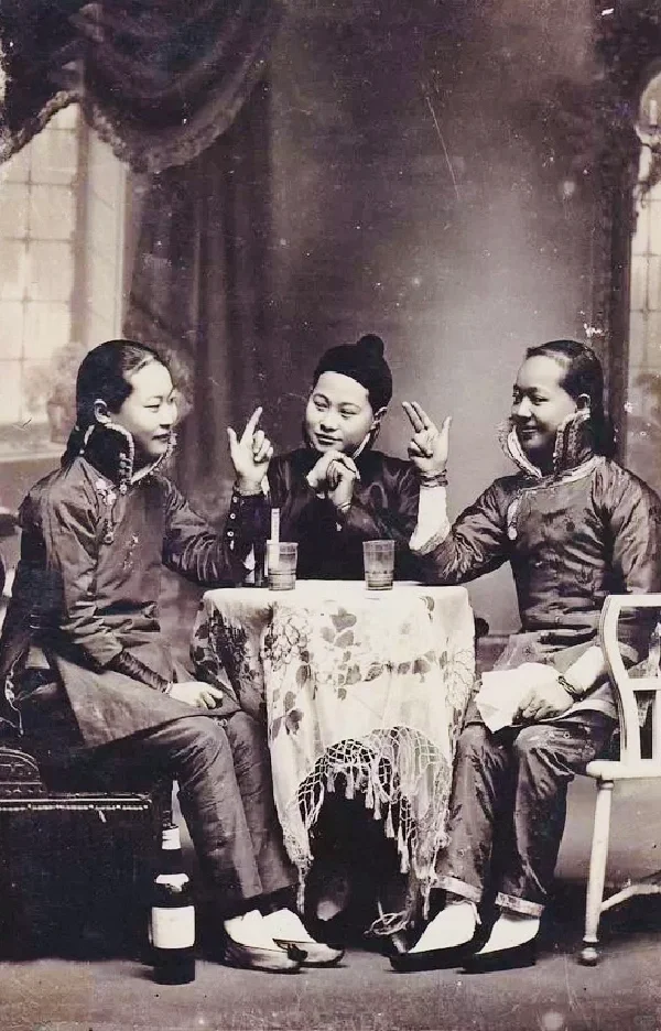 1909年上海的时髦·“满城尽见高领圈”