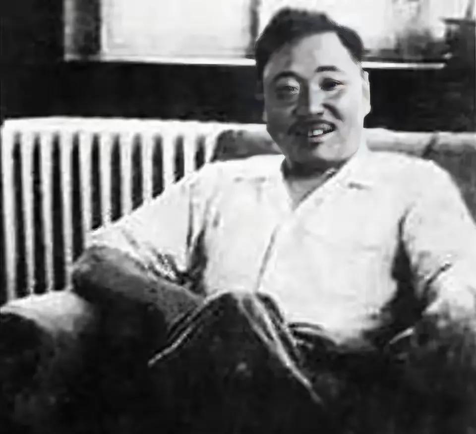 1942年春，青帮头目吴四宝被日本人毒死，他的老婆佘爱珍哭得死去活来，没想到早就