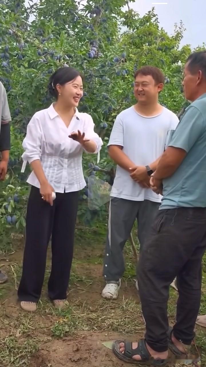 自从回了白良村开启助农活动后，相宜整个人都变得开朗快乐起来。
这种松弛感是她这几