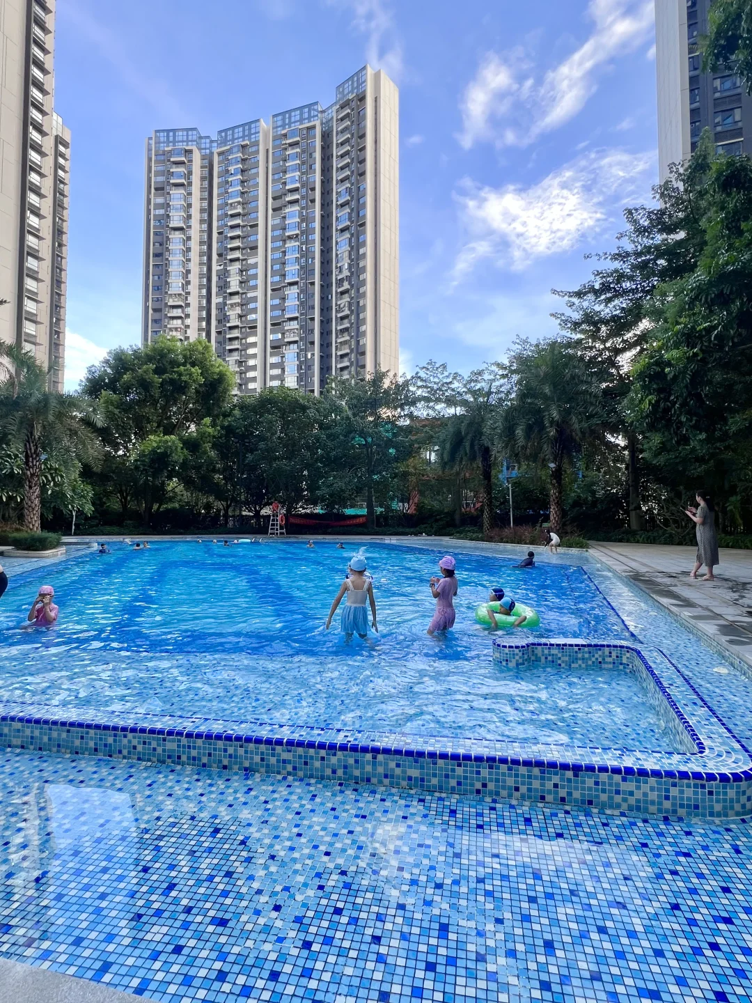 我家小区的泳池好棒～🏊🏻‍♀️