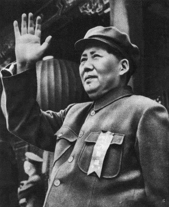 1952年五一国际劳动节，毛主席在天安门检阅台上向游行队伍举手答礼