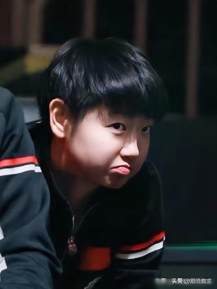 别看她场下像个“小豆包”，上了台子，眼神能杀人。
25岁，奥运3金2银，世乒赛