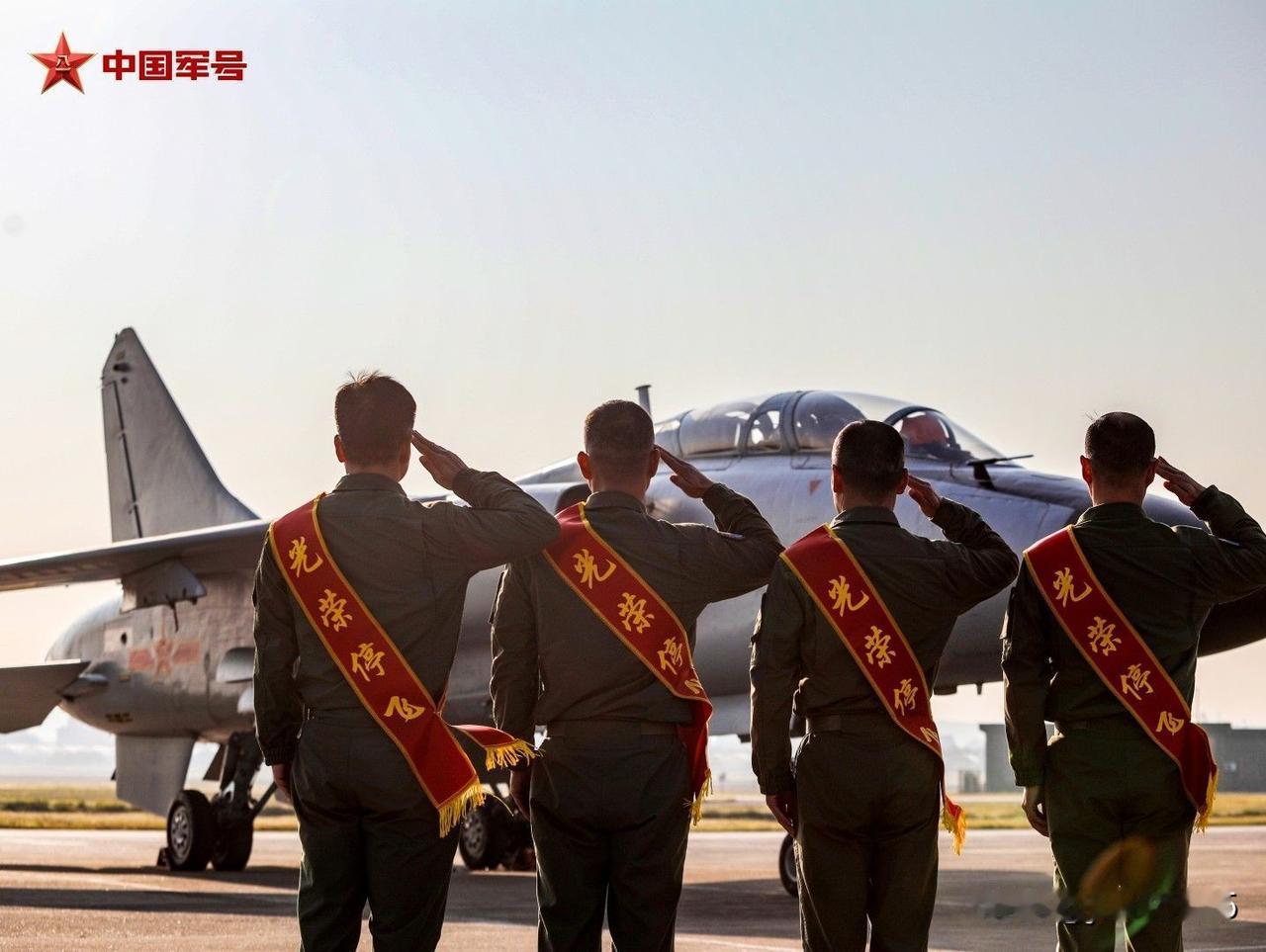 近日，东部战区空军某旅的4名蓝天勇士在所部举行停飞仪式，告别了他们心爱的战机和东