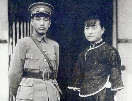 1919年，32岁的蒋介石对13岁的陈洁如一见钟情，俩人第一次约会，老蒋就迫不及