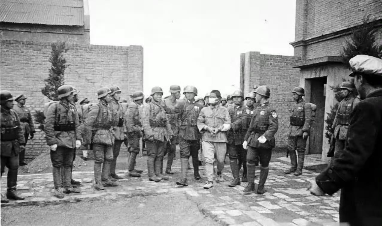 这是1946年12月31日，日本战犯鹤丸光吉被押赴至南京雨花台刑场执行枪决的几张
