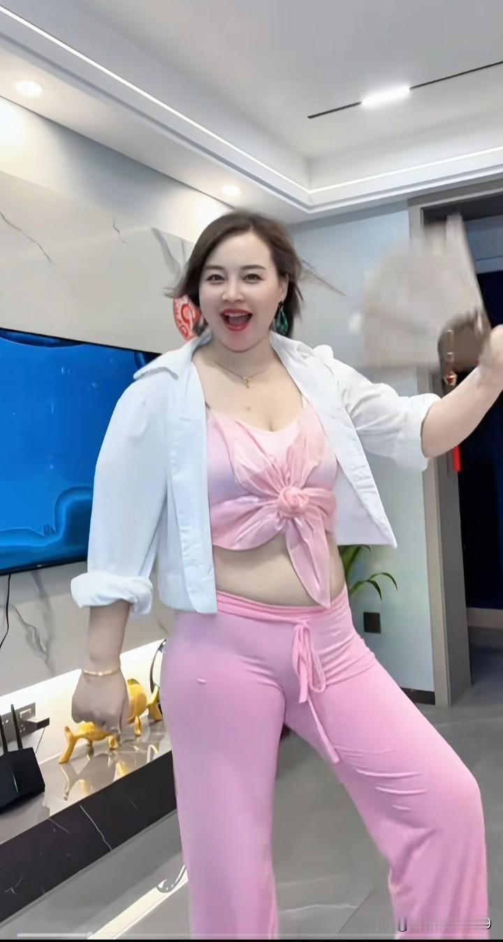 粉衣少女翩翩起舞，仿若灵动仙子下凡。她着粉色舞衣，动作轻盈优美，似与空气相融。