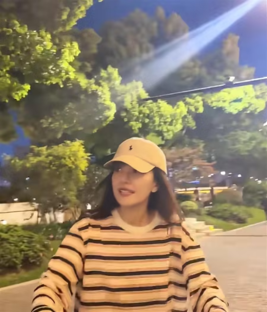 高圆圆夜游上海骑共享单车，条纹衫配棒球帽，松弛温婉氛围感拉满 