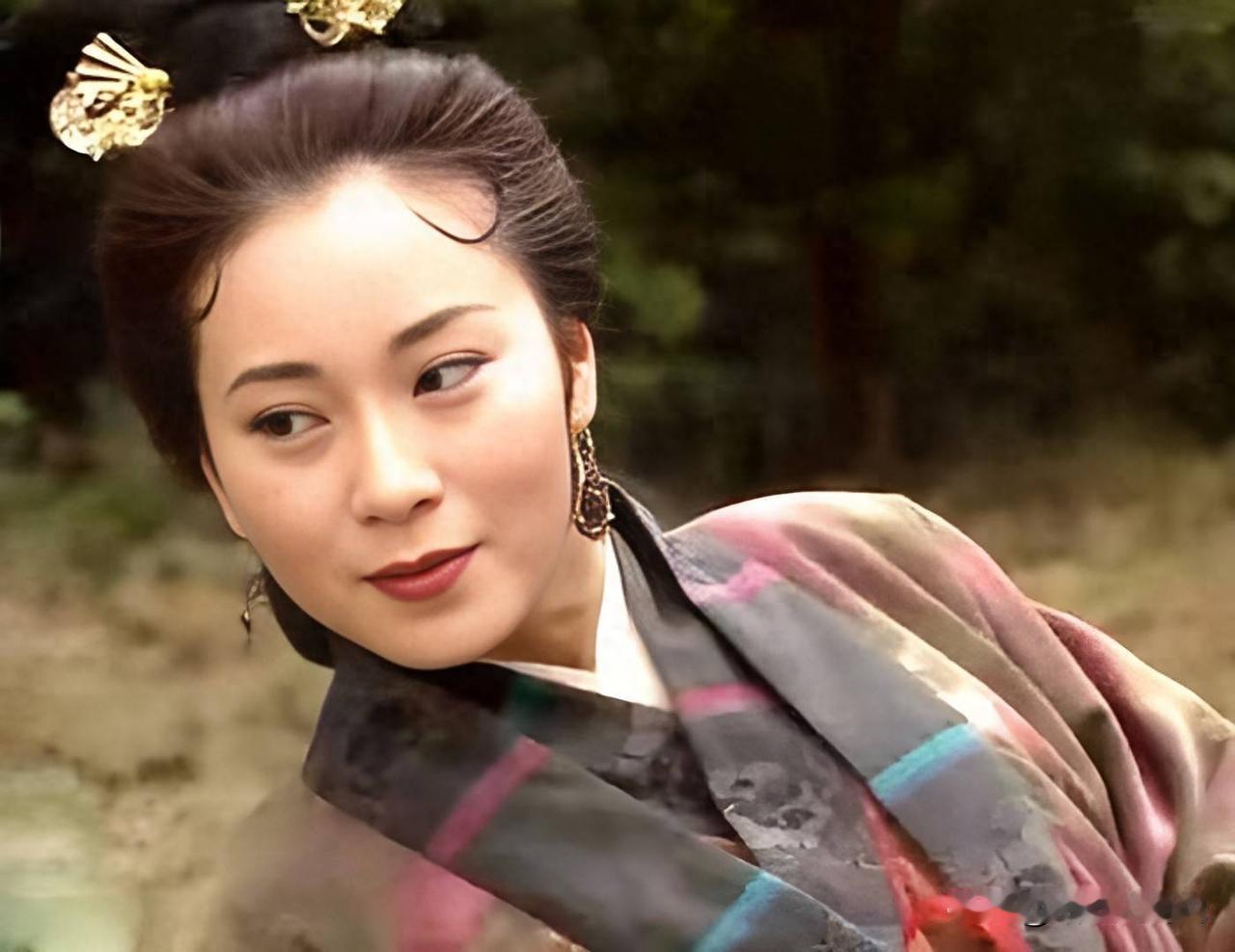 “最美黄蓉”魏秋桦68岁大寿，诸多老戏骨现身，男友亲自摆席23桌，相处近10年仍