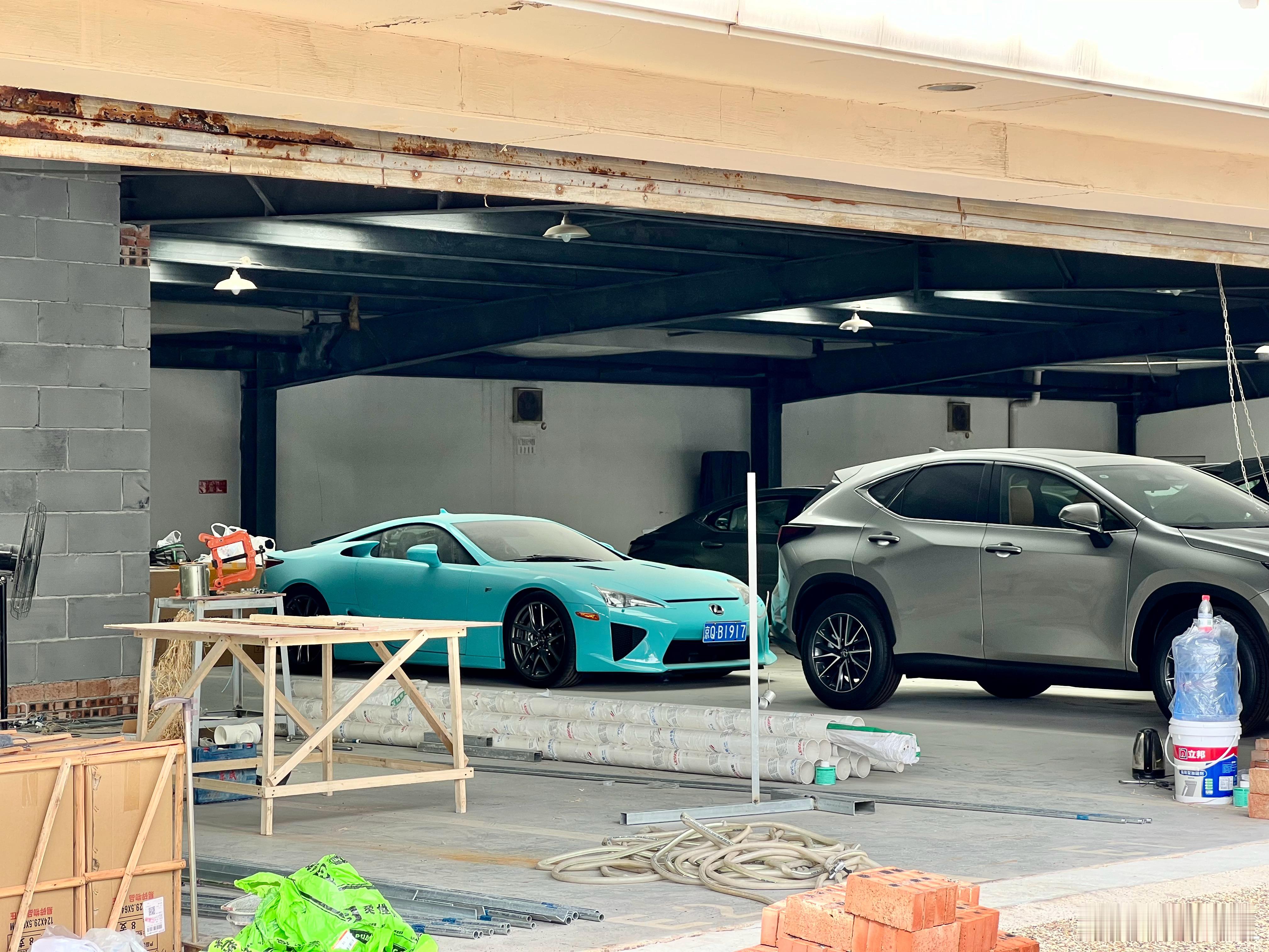 来给GX做首保，顺便看一眼曾经非常熟悉的老朋友，品牌官方的LFA。虽然车身上有点