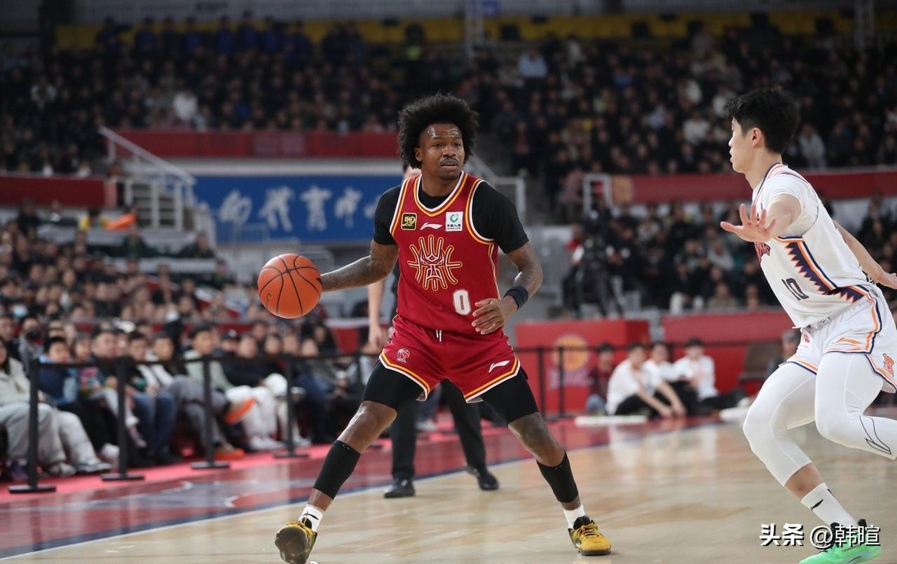 上海男篮客场100-96逆转山西男篮豪取13连胜的比赛中，上赛季效力山西男篮的古