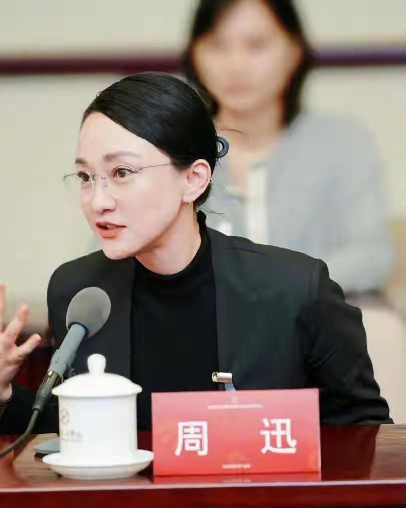 很多人都觉得职场穿搭和时髦没关系，但周迅这套 “西装+丝袜” 的职场造型，简直把