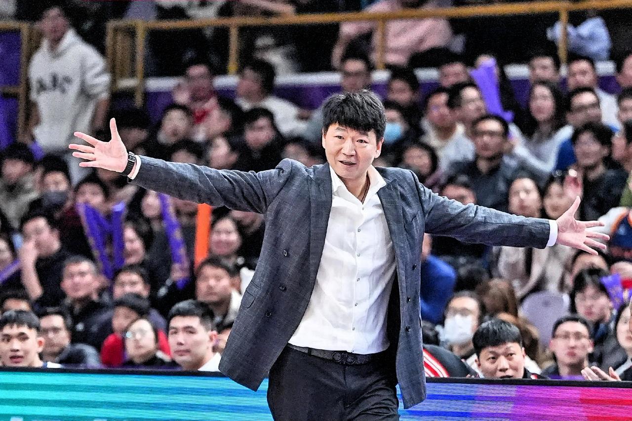 ：
 
1. 外线投射能力薄弱：这堪称球队的“老毛病”，新赛季首战更是凸显，全队