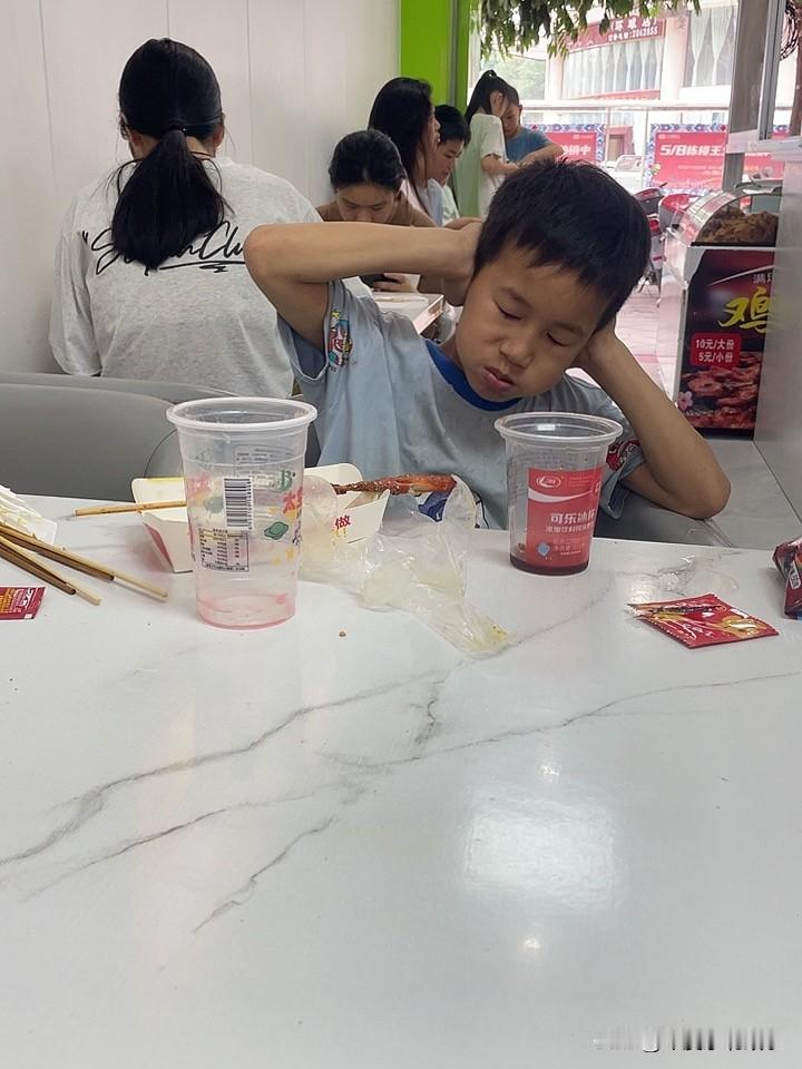 今天是星期六，我带着孩子到街上吃了些烤串、鸡排，还有雪糕、冰淇淋等。今天这一顿消