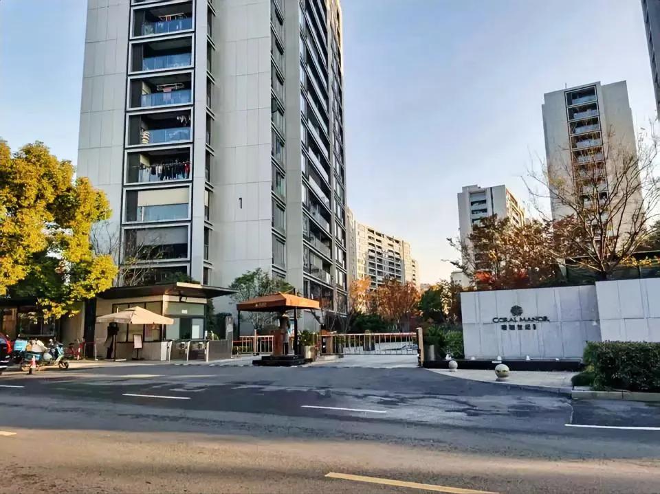 家人们谁懂啊！
杭州大红盘业主集体拒交物业费！200多户被前物业起诉，服务差还得