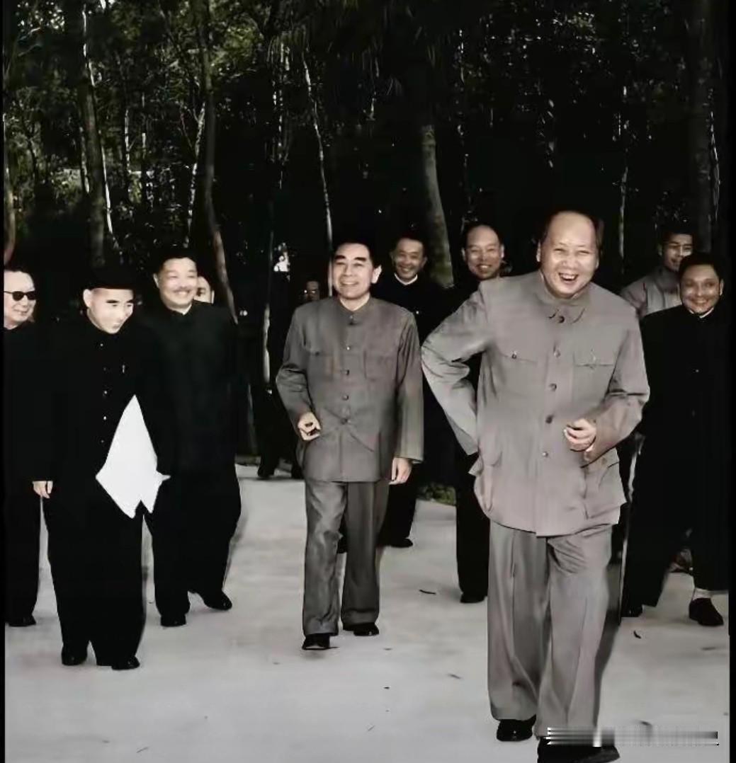 这张照片拍得太好！
领袖们意气风发、神采飞扬，毛主席开怀大笑，尽显开国元勋的领袖