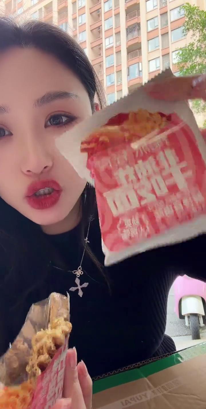 刚才倒的，打开吃了，觉得挺好吃的。喜欢吃这种干脆面的，上面刷的是料。什么味？火鸡