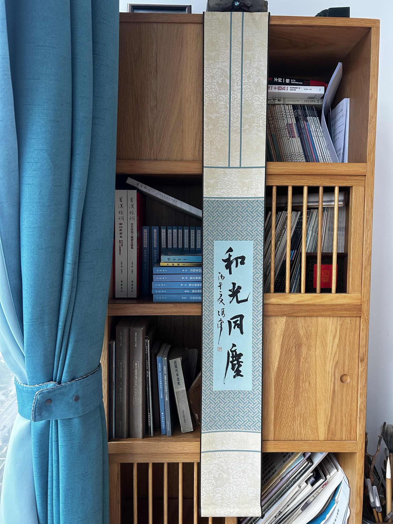 绢布写字，有点光，有点滑，有点涩。
