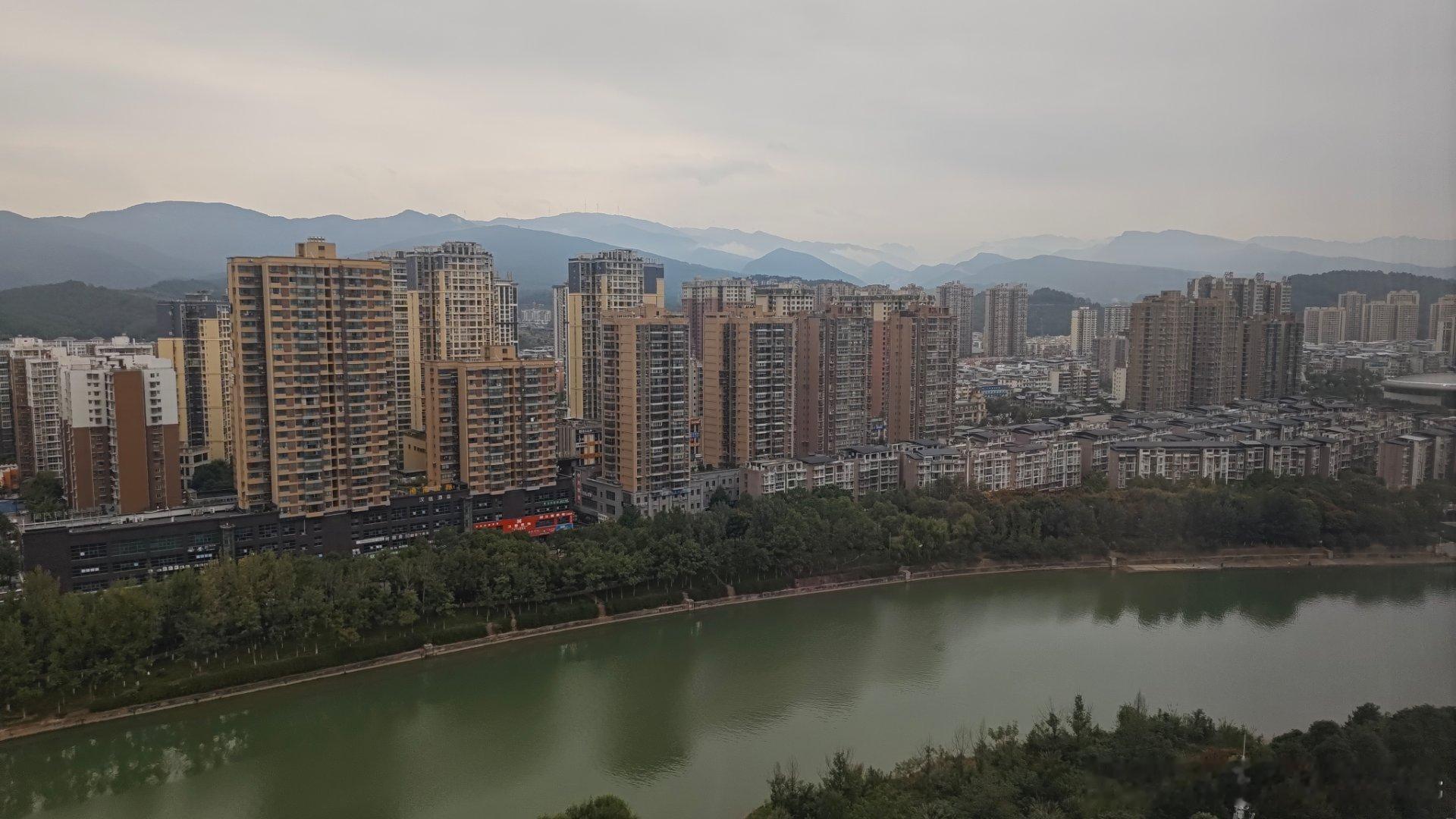 这两天在四川开车我发现了一些有意思的地方。广元，江油有很多相当大的路口都没有红绿