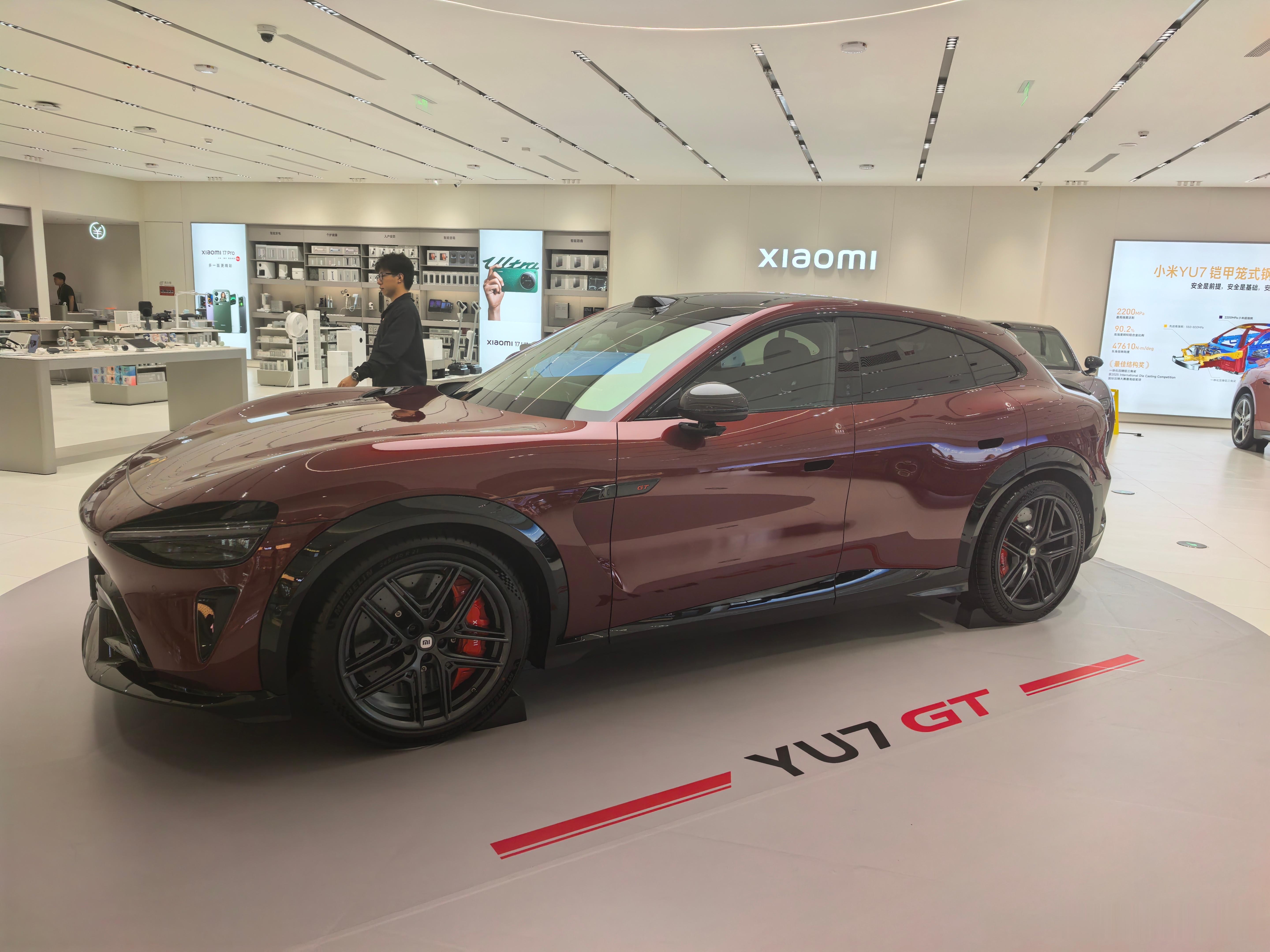 来看看小米 YU7GT， 车厘子红色确实好看 