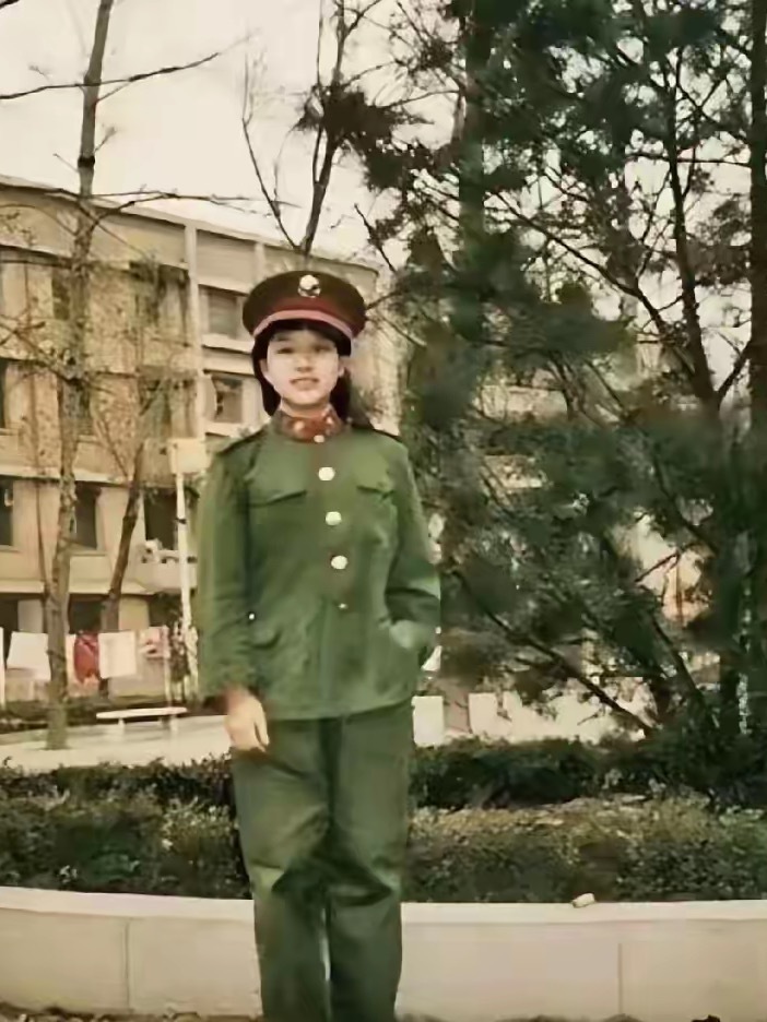 这是18岁的韩红，当文艺兵时的照片，年轻时的韩红身形清瘦、容貌俊秀，非常漂亮！ 