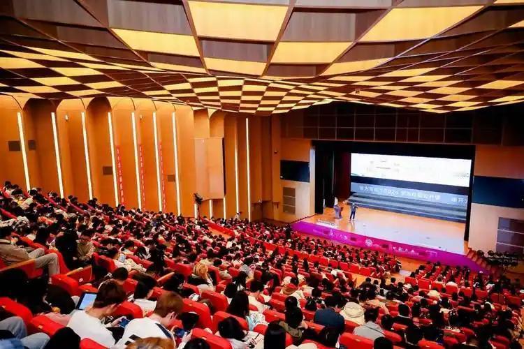公开课：表演不是原罪
 
很多人痛斥公开课就是一场精心彩排的花式表演，这个说法只