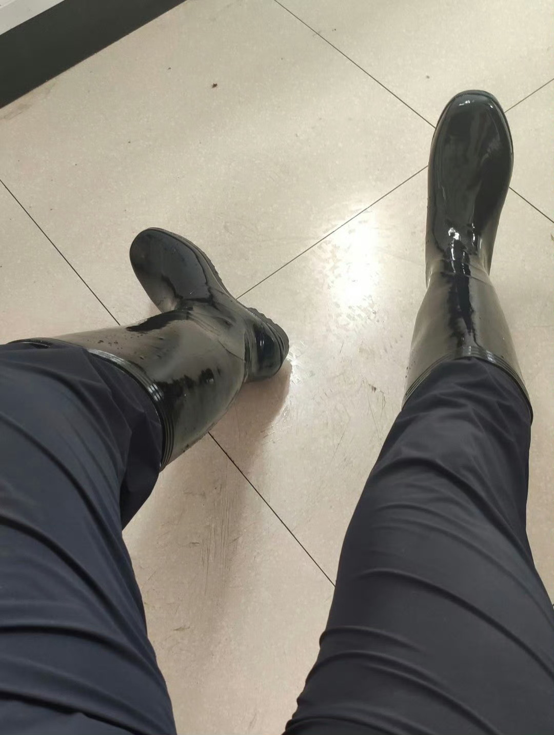 强壮大长腿警官出警回来了 ​​​
