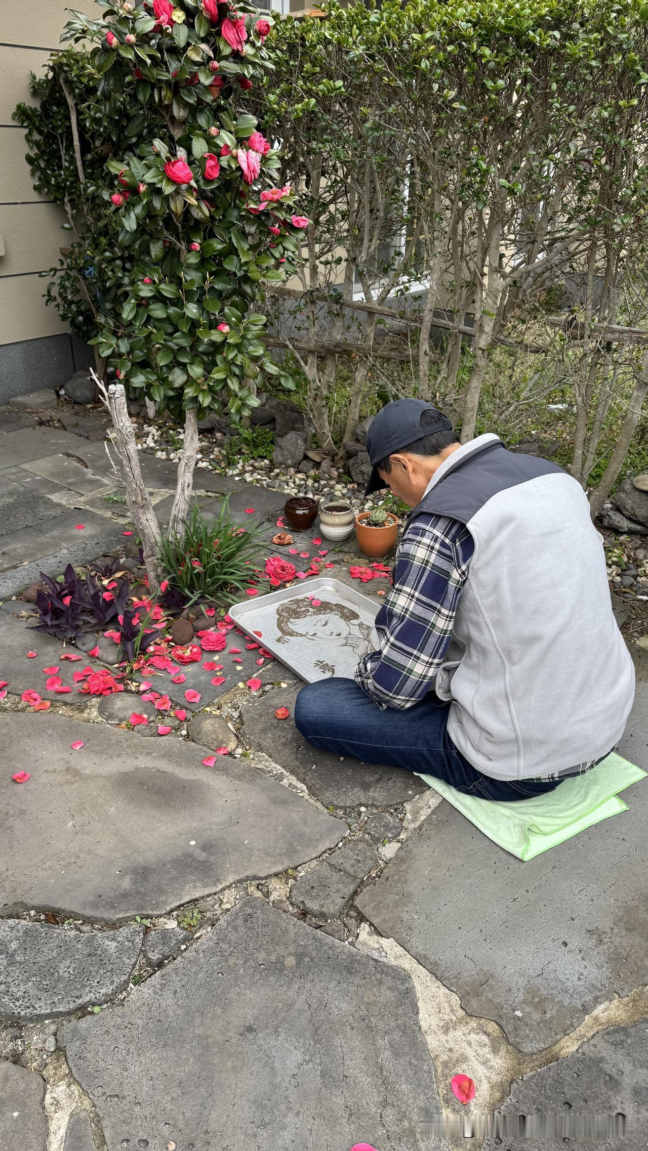 煎了一块韩牛，五成熟，倒了一杯红酒，天哪，人间至味！

独自正在慢慢享受美食之际