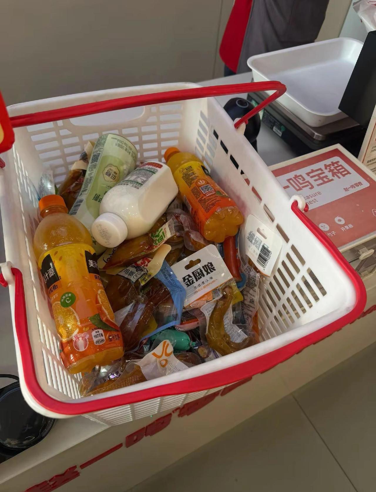 有钱的男人不一定很爱你，只有穷的男人才是你唯一的爱……穷的去哪里都安全，因为他没