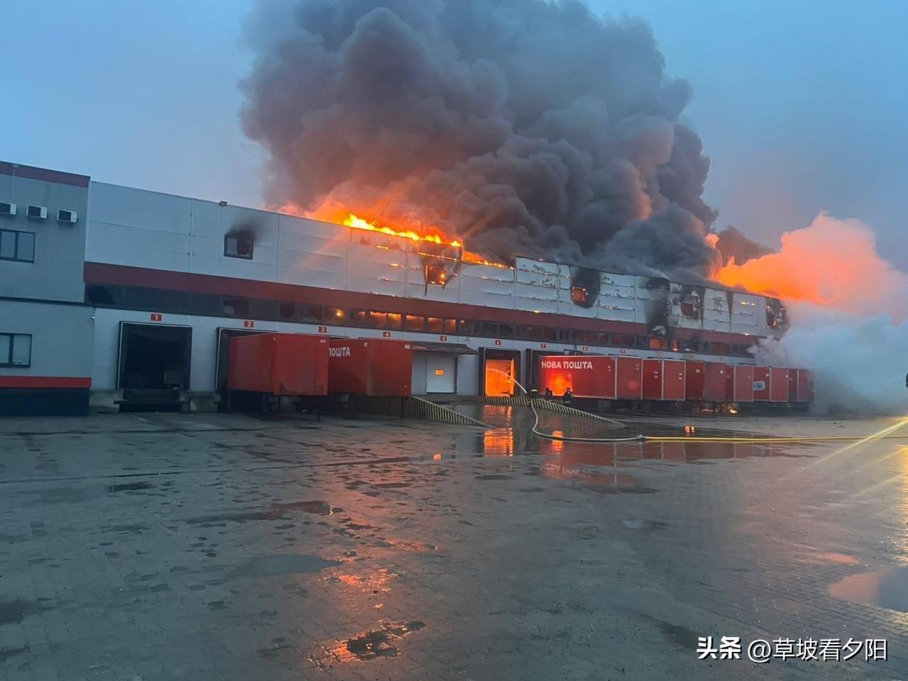 乌克兰卢茨克突发惨烈袭击！俄军自杀式无人机精准命中当地新邮政大型物流分拣中心，整