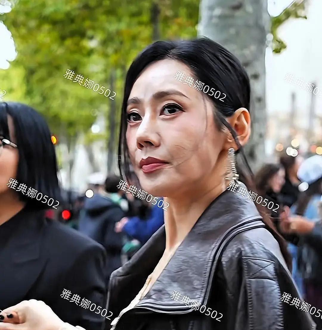 她瘦了，不是病，是演戏。
为了演个厌食症律师，46岁从53公斤干到42公斤，肋骨