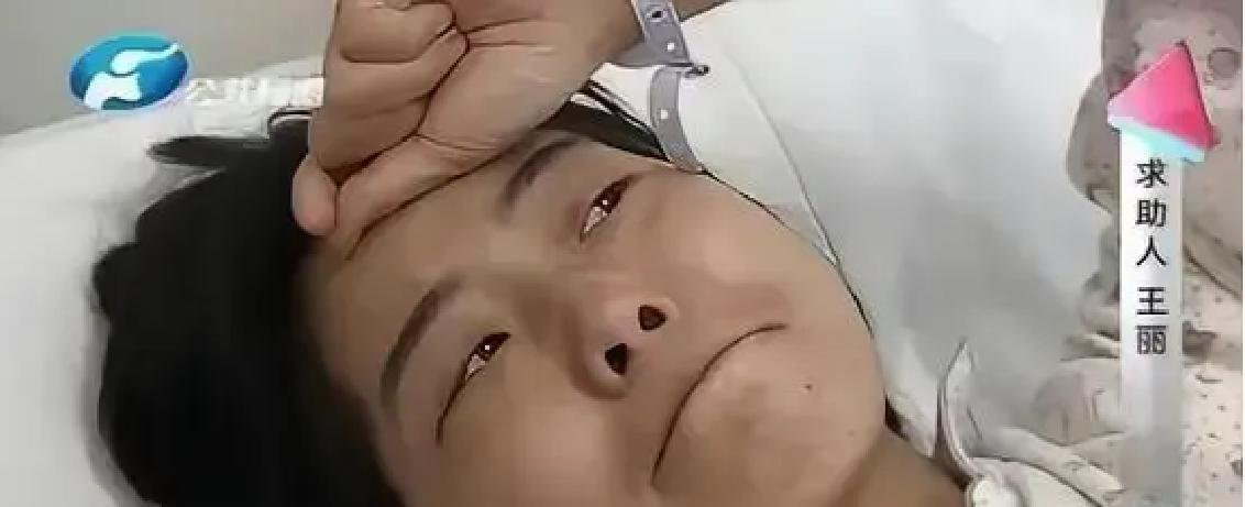 河南许昌的肿瘤病房里，调解员把一张宫颈癌晚期的诊断书推到一个满脸沧桑的男人面前，