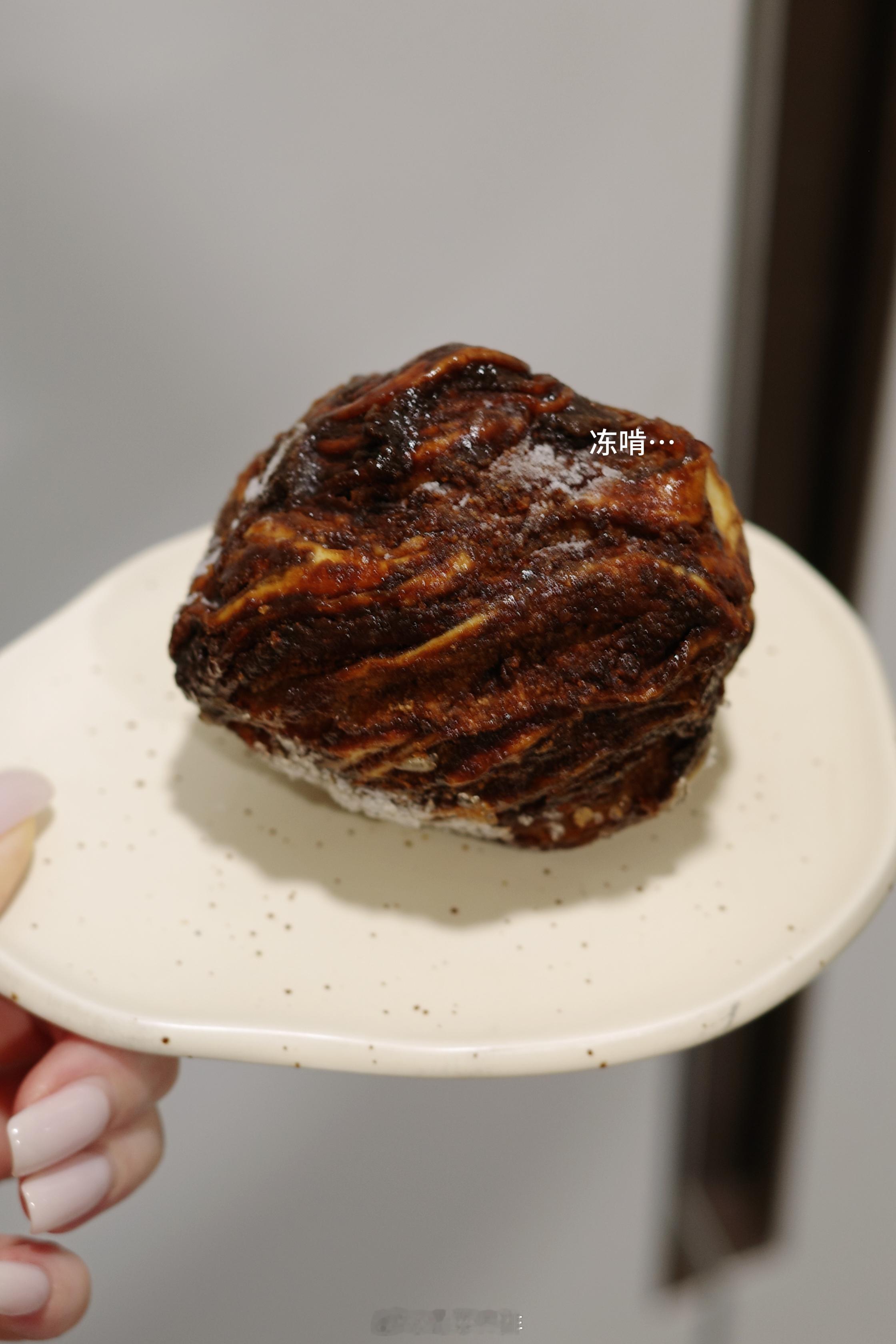 昨晚睡觉前都过了十二点了，我因为焦虑有点情绪性进食，打开冰柜站在厨房冻啃了一个宫