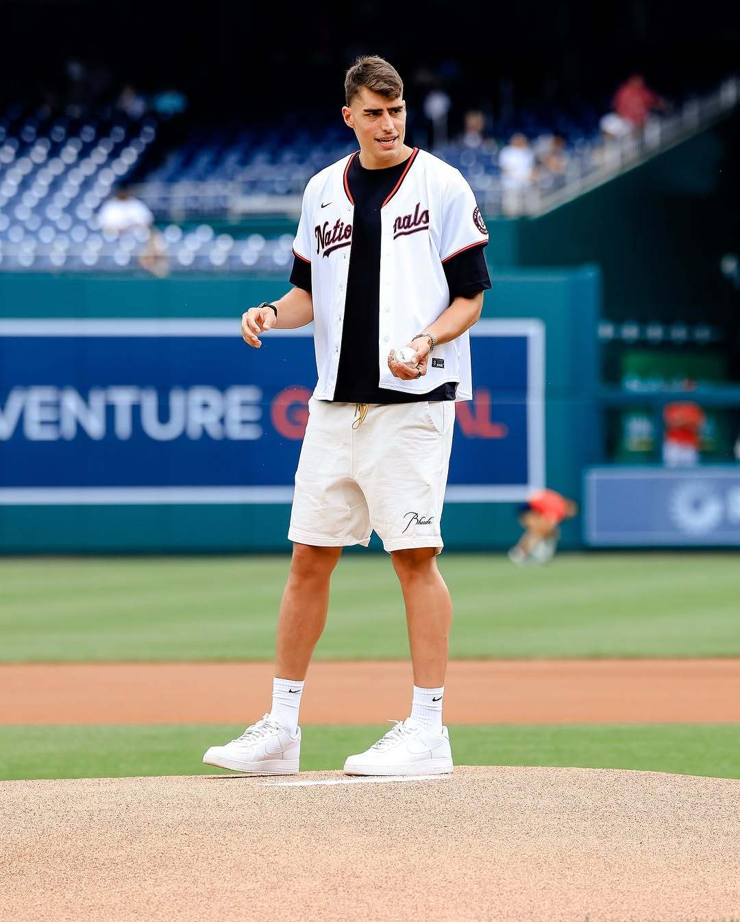加尔扎为华盛顿国民队开球⚾️波士顿凯尔特人[超话] BLEEDGREEN ​​​