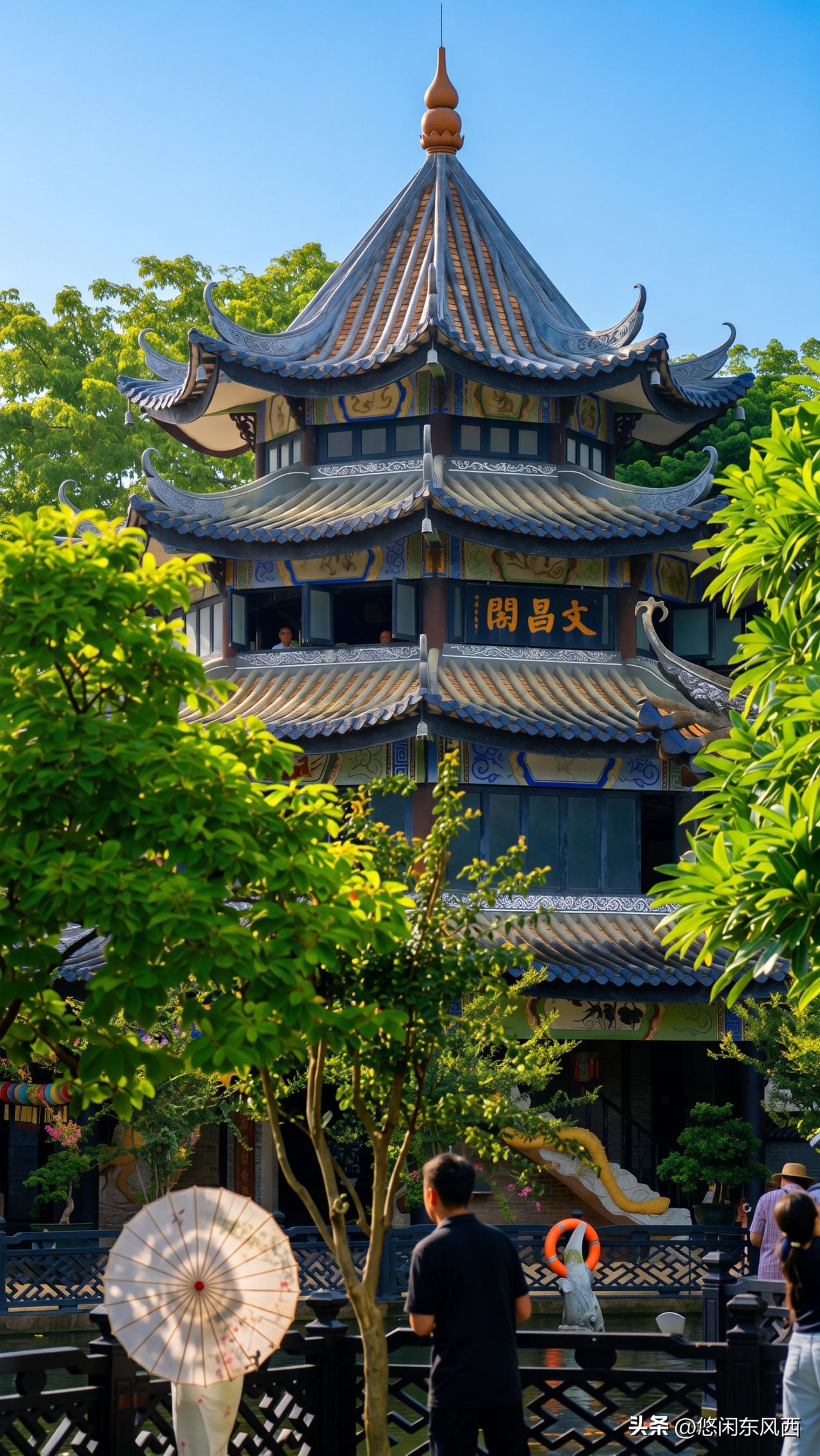 楼阁耸翠微，人间有此景
   漫步余荫山房，登楼远眺，奇峰怪石错落，草木葱茏，岭