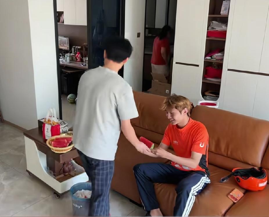 高考结束就兼职送外卖的男孩，碰上点外卖的是自己的同学时，接下来的一幕，让人直呼感