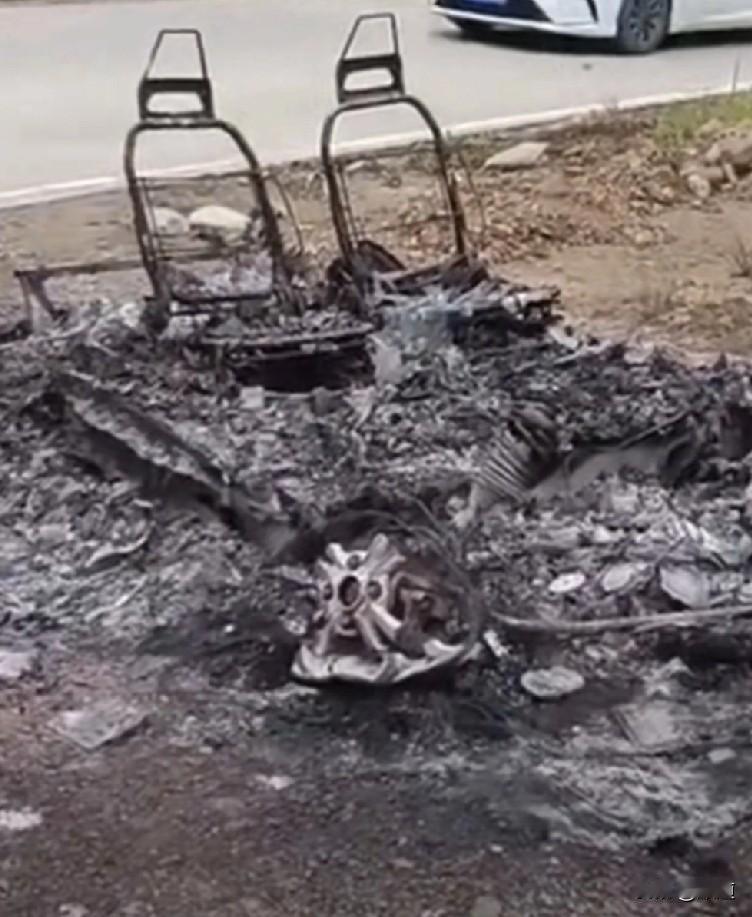 应先看看再说，对方如果七手八脚的全扑上来了，那就算正当防卫。
如果对方只是踹门，