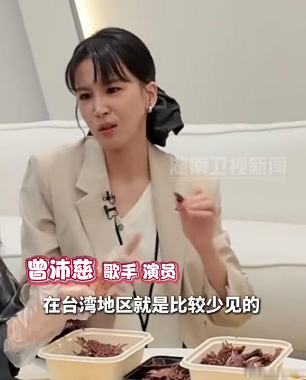 曾沛慈在乘风后台发酱板鸭实名羡慕在乘风的姐姐们，有酱板鸭吃也太幸福了姐姐们的酱板