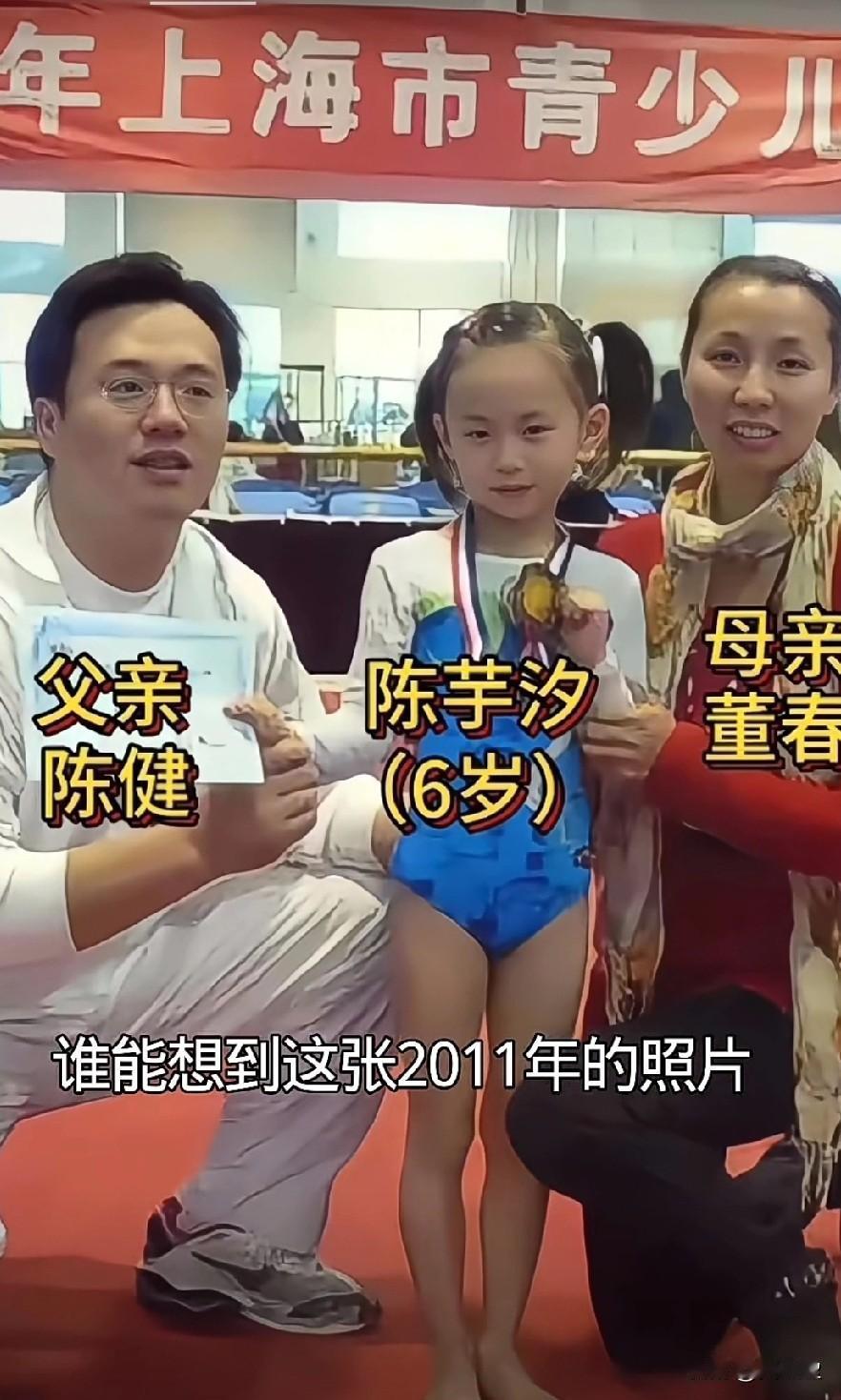 谁能想到
这张2011年的照片，
她沉稳又灵动，跳板之上从容绽放，是中国跳水队的