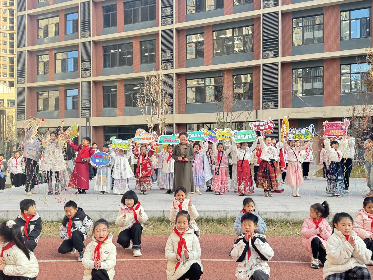 毽羽、投壶、泥塑......郑州市中原区互助路小学育贤校区校园嘉年华现场，非遗少年绽放自信笑容！