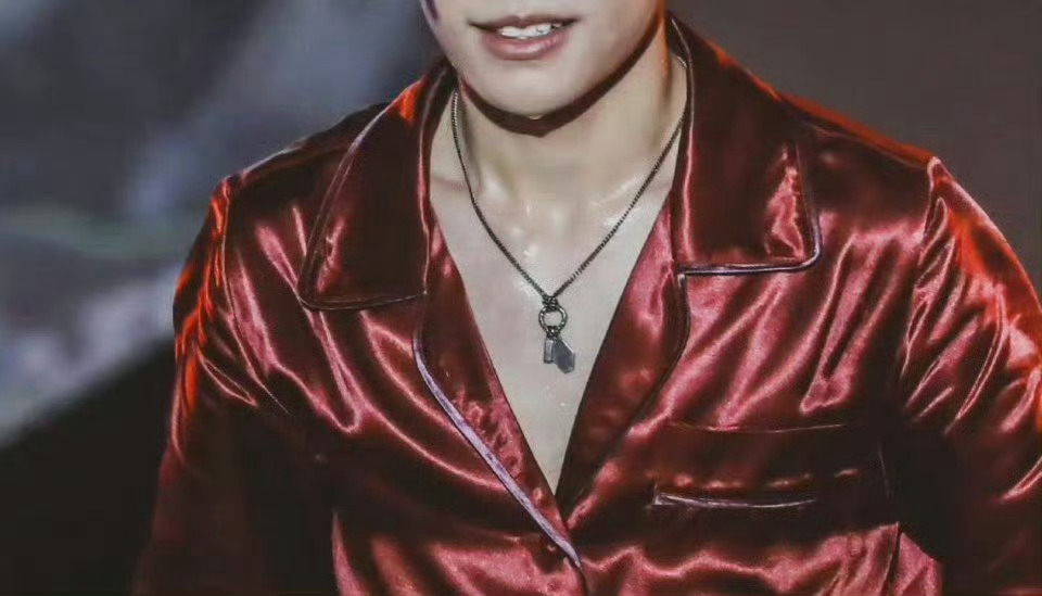 锁骨真好看啊四字 易烊千玺 yyqx 四字弟弟易烊千玺九号品牌全球代言人