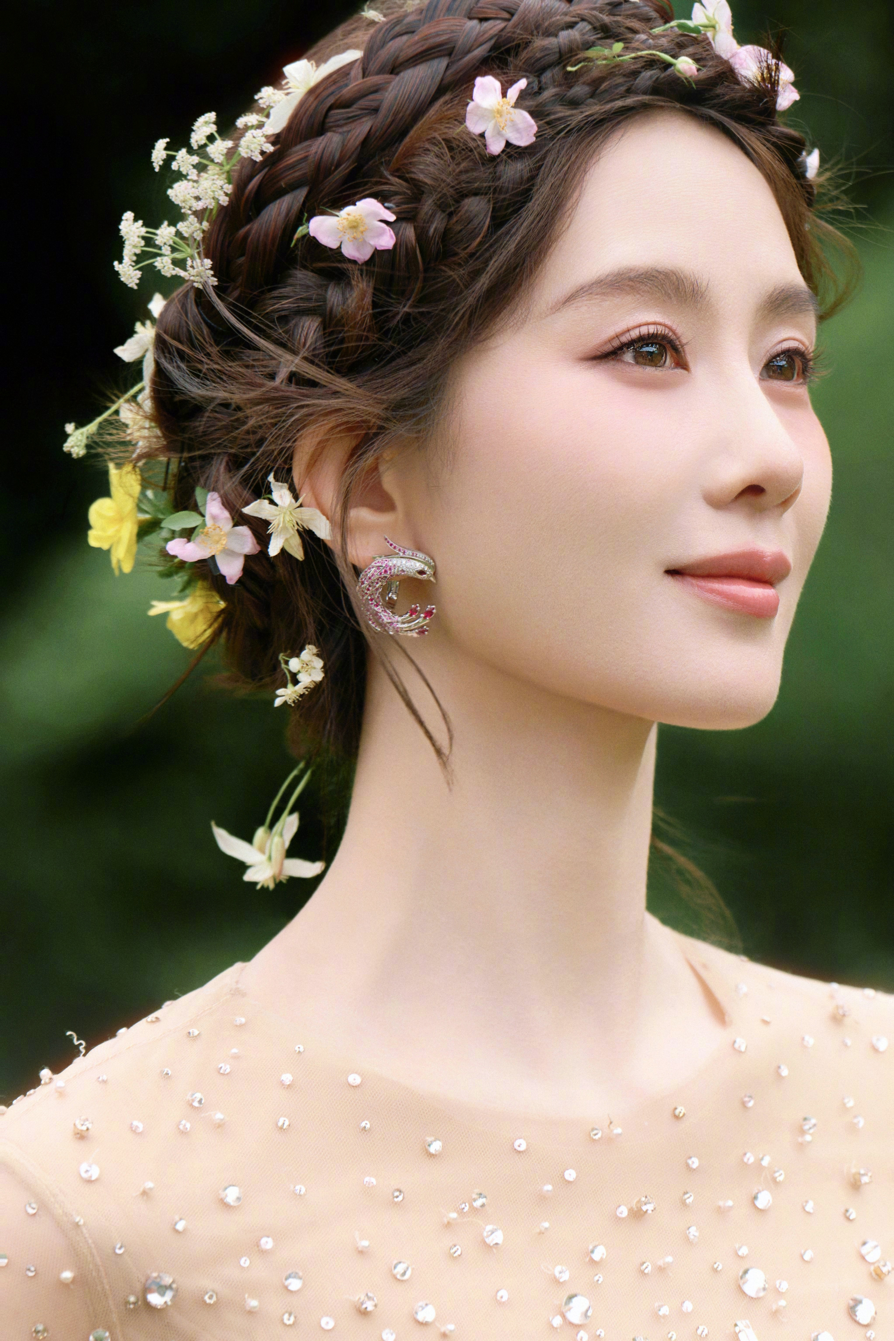 刘诗诗今日vogue活动出图丨完全林中仙子🧚🏻♀️ 