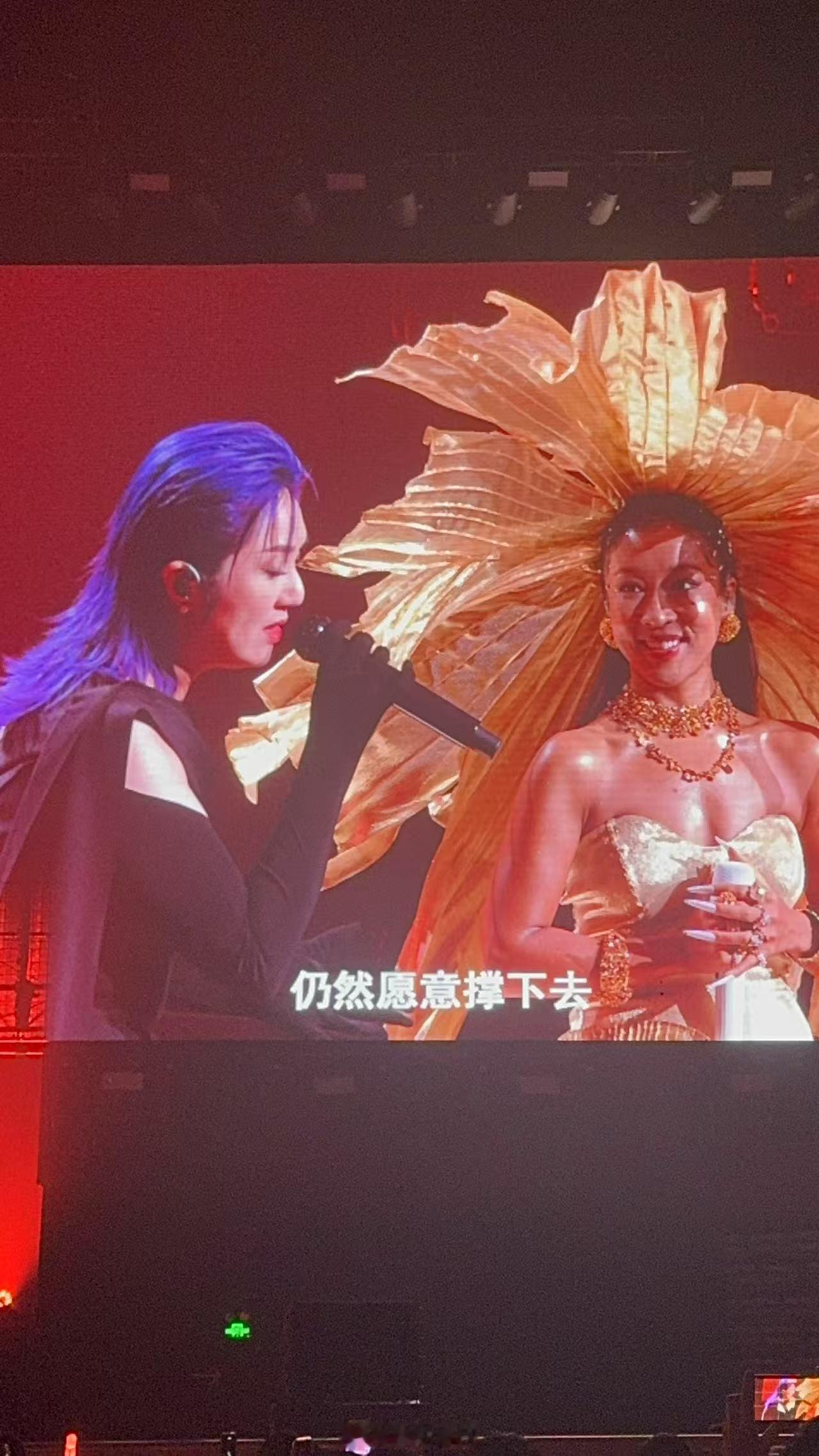 杨千嬅空降吉克隽逸演唱会 吉克隽逸今天深圳开唱，杨千嬅竟然空降演唱会现场！这也太