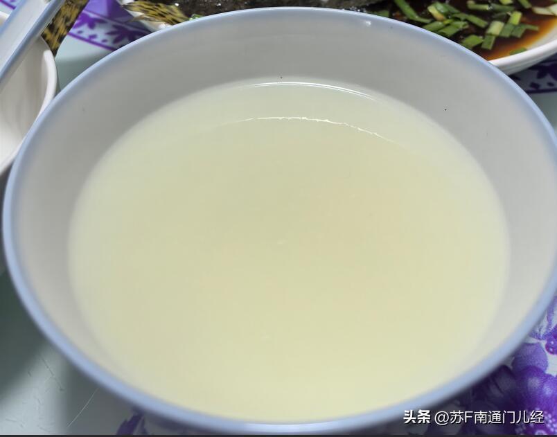 南通米酒的“天花板”，多出自家手艺。颜色乳白，比外面买的酒要厚，入口甚至要“粘嘴