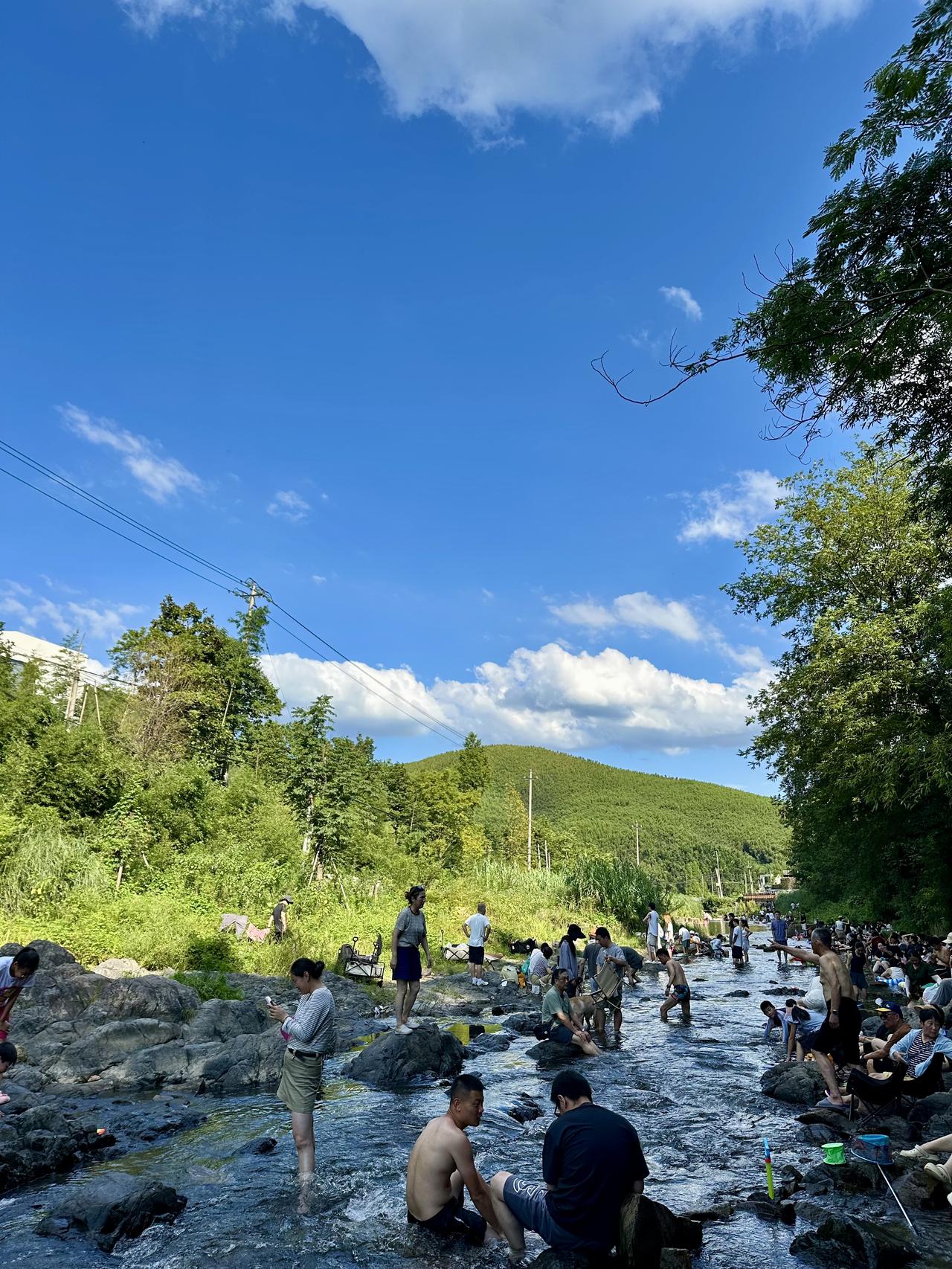 办公室待着多难受啊 
这天气不出去玩水多可惜
户外山清水秀摸鱼捉虾
拿着公司给的