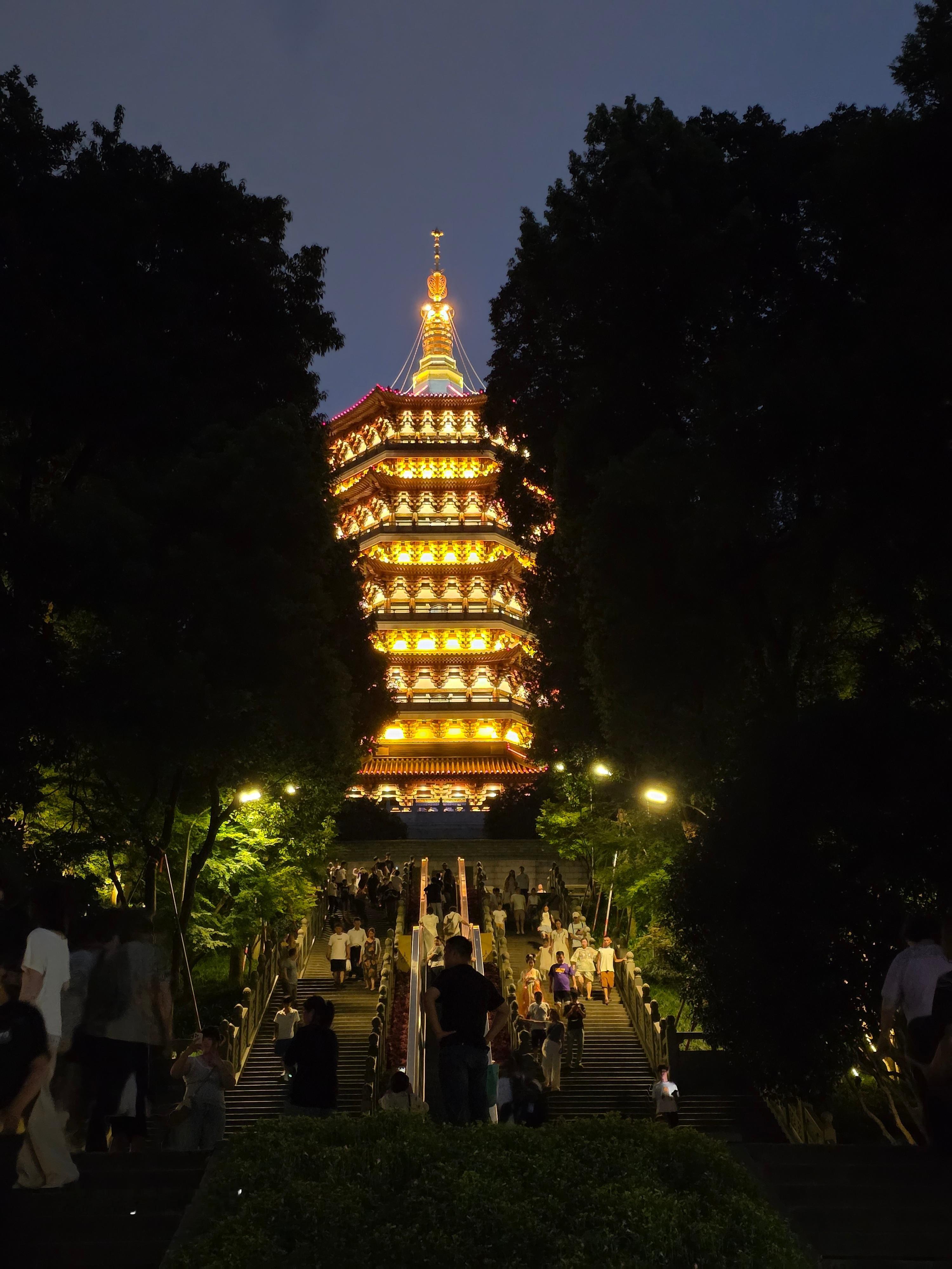 夜游雷峰塔，三星Z Fold7随拍[柯基]感觉看了个寂寞 ​​​
